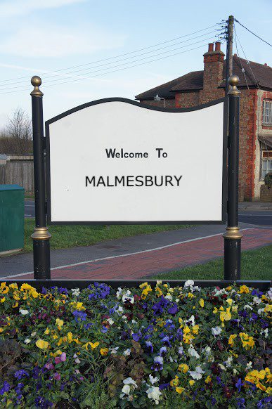 findaskip welcome town sign of malmesbury