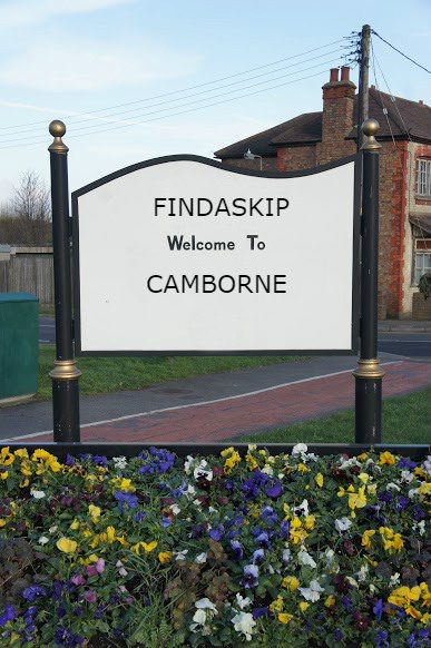 findaskip welcome town sign of camborne