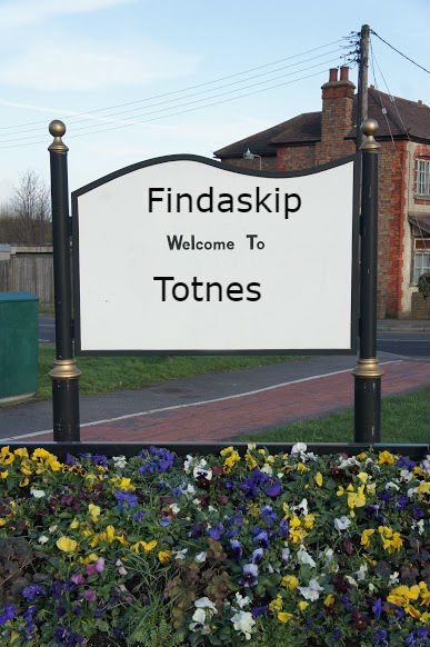 findaskip town sign of totnes